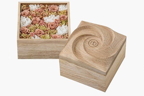 ニコライ バーグマン“折り紙の花”モチーフの限定フラワーボックス、ピンクやパープルの花々