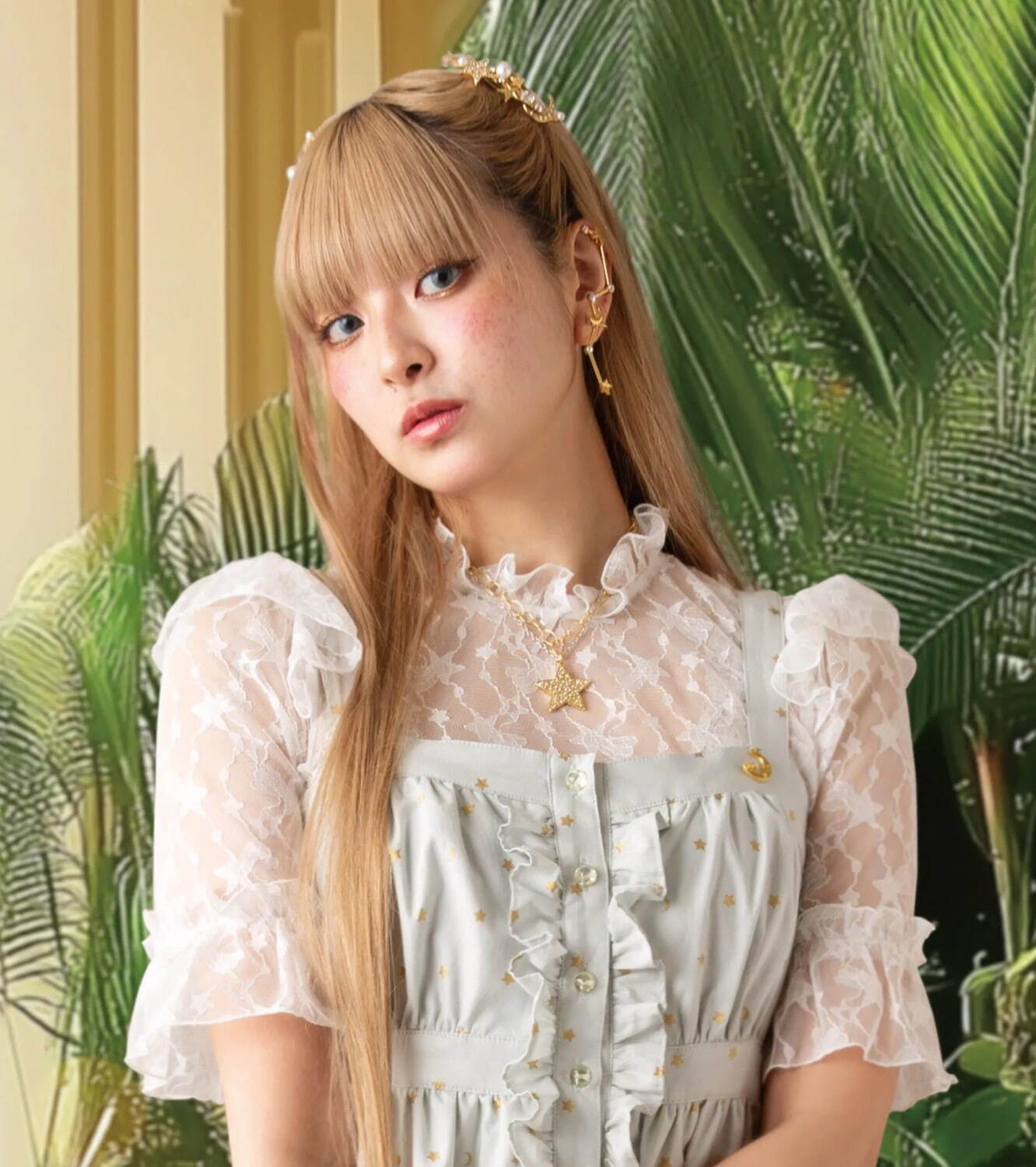 シャドースターネックレス 12,980円、ホロスコープイヤーカフ 9,680円、ムーンライトバレッタ 8,250円