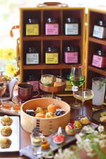 ホテル ザ ミツイ キョウト「“奇跡のはちみつ”アフタヌーンティー」蜜蜂ムースや花を飾ったセイボリー｜写真13