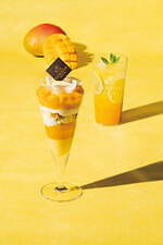 ゴディバカフェ25年夏スイーツ、“マンゴーとレモン”のふわふわ泡ホイップのせパフェ＆ソーダドリンク｜写真1