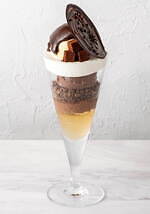 ゴディバカフェ25年夏スイーツ、“マンゴーとレモン”のふわふわ泡ホイップのせパフェ＆ソーダドリンク｜写真4