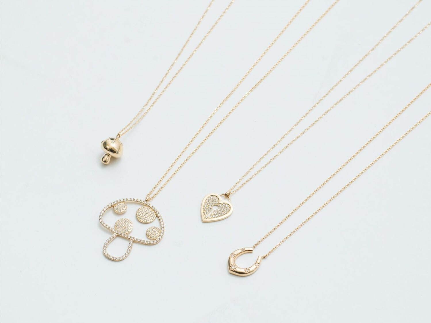 Mushroom Necklace 330,000円、Kinoko Necklace 535,700円
Heart key Necklace 308,000円、Lucky Horseshoe Necklace 363,000円