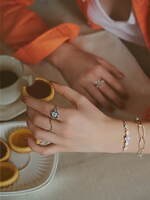 ノジェスのヴィンテージ風ジュエリー、“カフェの窓枠やタイル”着想シェルリング＆シルバーネックレス｜写真1