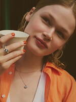 ノジェスのヴィンテージ風ジュエリー、“カフェの窓枠やタイル”着想シェルリング＆シルバーネックレス｜写真5