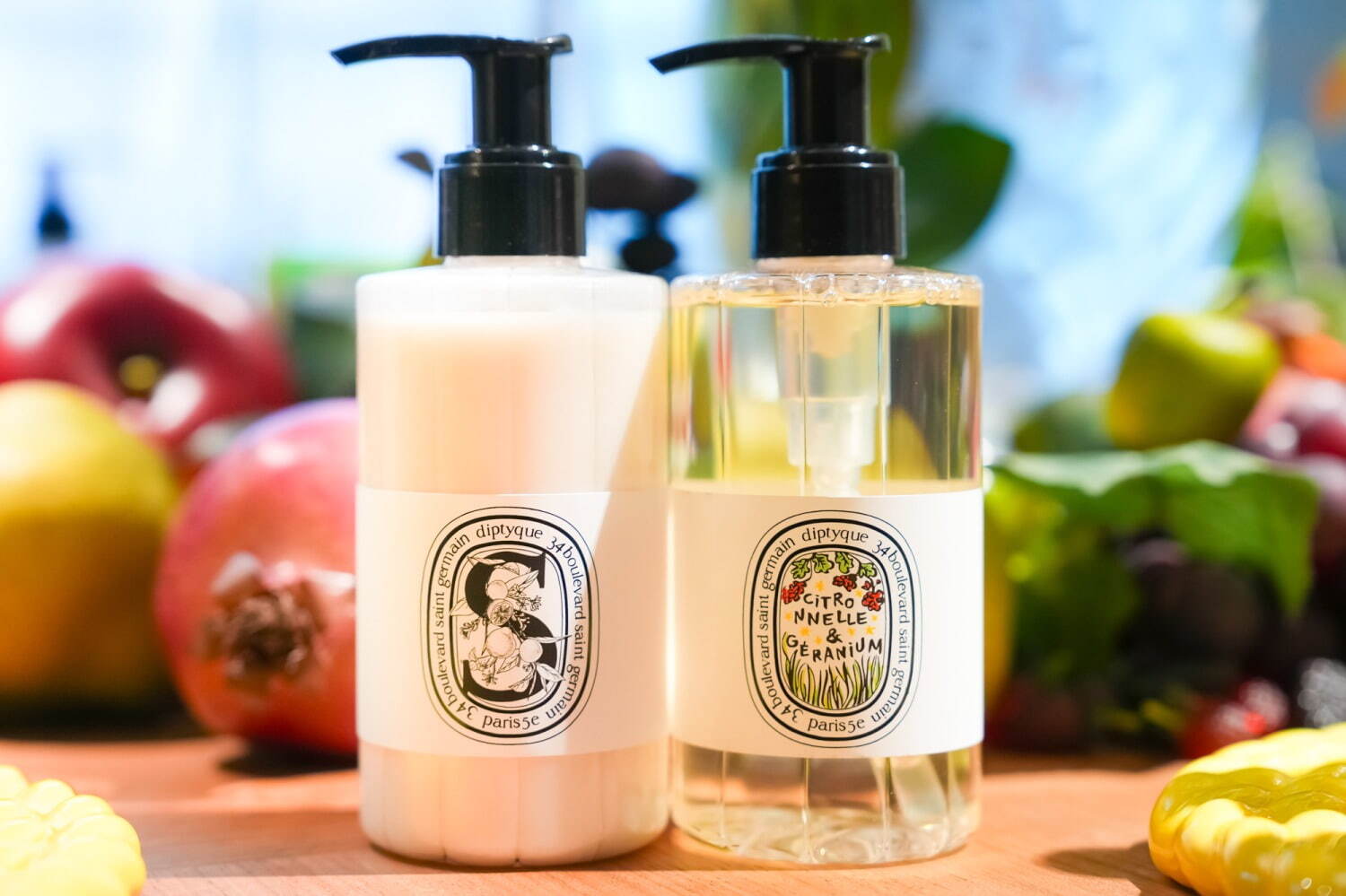 左から) 限定版 フレグランス シャンプー 195mL 8,250円、
限定版 シトロネル＆ゼラニウム サマー ハンド＆ボディウォッシュジェル 195ml 8,250円