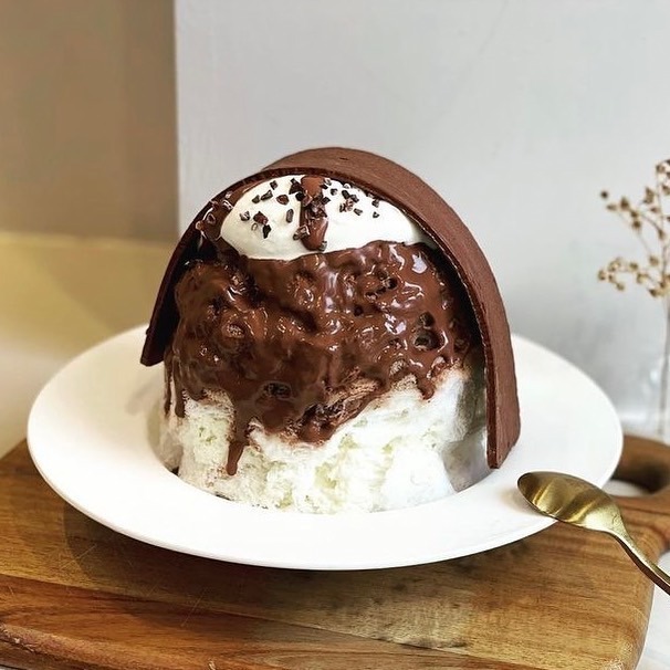 ボンヌカフェ「濃厚ビターチョコレートケーキのかき氷」1,900円 ※生チョコかき氷トッピング 380円