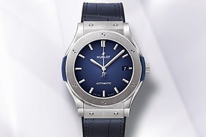 ウブロ“ブルーグラデ文字盤”の限定腕時計「クラシック・フュージョン」45mmケースのシンプル機能モデル