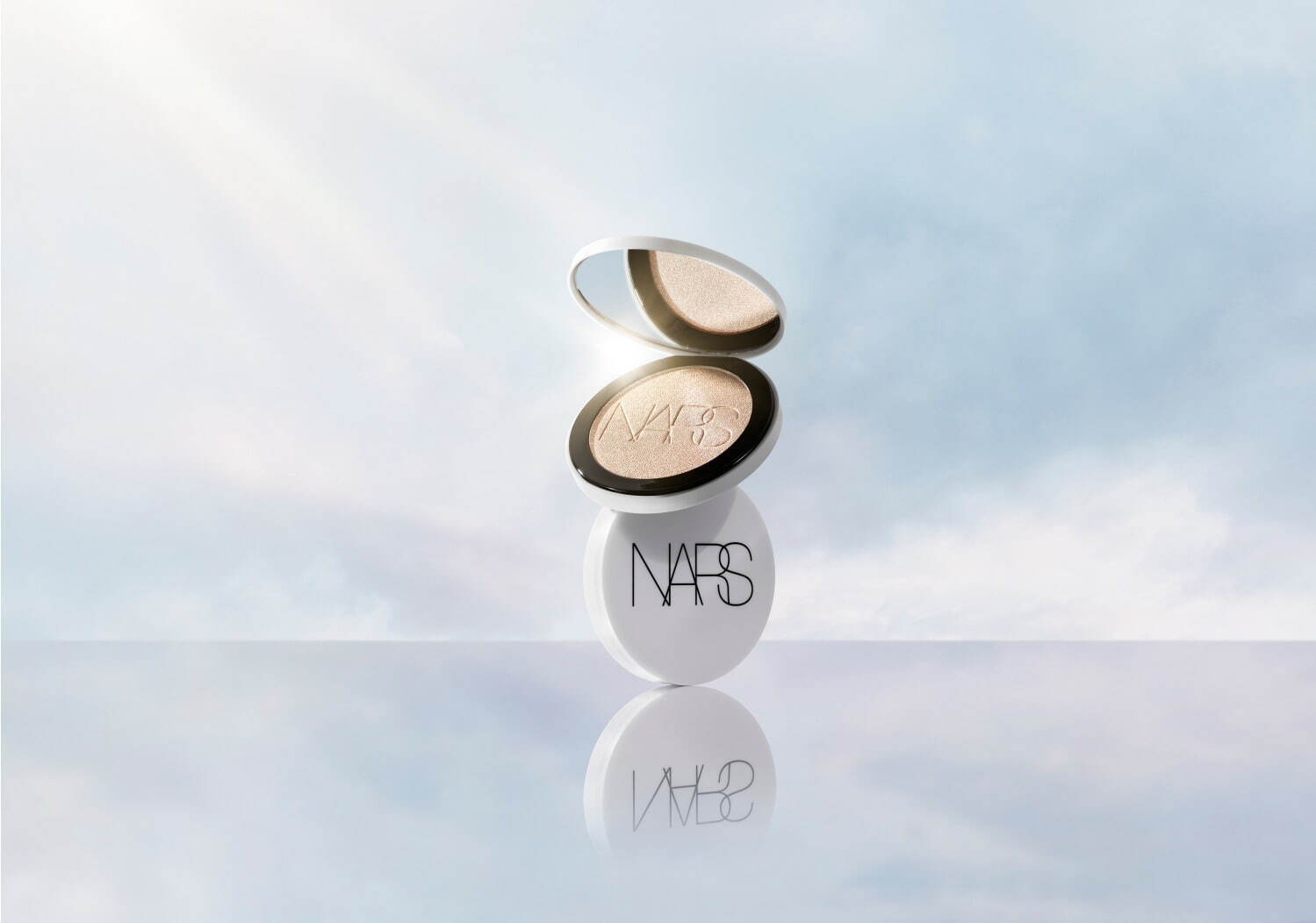 NARS25年秋ベースメイク“光を受けて輝く”ハイライター誕生、肌に溶け込むセラムinパウダー｜写真2