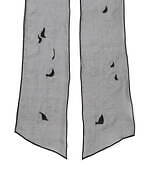 マメ クロゴウチ“花柄刺繍”のシルクスカーフ、青山の直営店限定で  - ブラック＆エクリュの2色展開｜写真3