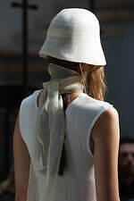 マメ クロゴウチ“花柄刺繍”のシルクスカーフ、青山の直営店限定で  - ブラック＆エクリュの2色展開｜写真8