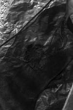 マメ クロゴウチ“花柄刺繍”のシルクスカーフ、青山の直営店限定で  - ブラック＆エクリュの2色展開｜写真7