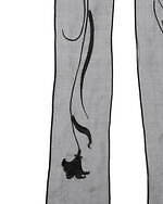 マメ クロゴウチ“花柄刺繍”のシルクスカーフ、青山の直営店限定で  - ブラック＆エクリュの2色展開｜写真2