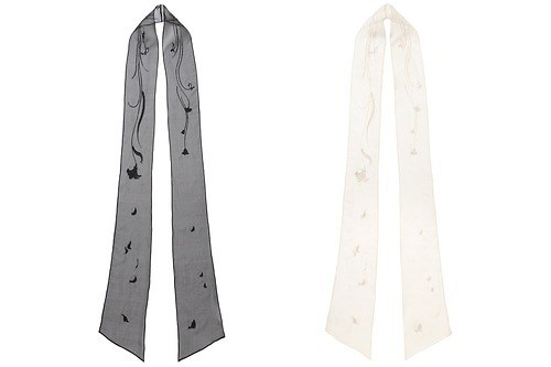 マメ クロゴウチ“花柄刺繍”のシルクスカーフ、青山の直営店限定で  - ブラック＆エクリュの2色展開