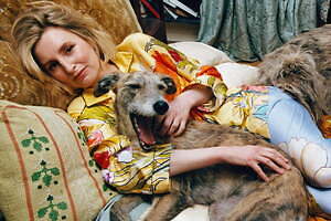 バーバリー“花々描いた”プリントシャツ＆トレンチコート、英国王室の庭園「ハイグローブ」とコラボ