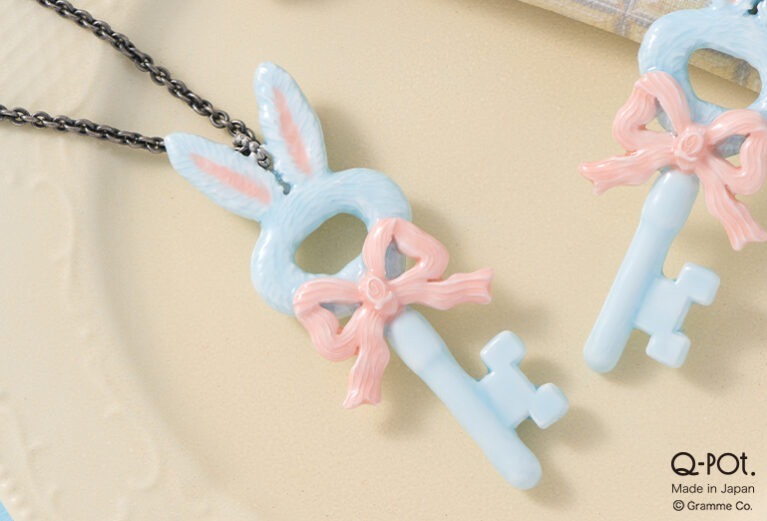 ふしぎなうさぎの鍵 ネックレス 19,800円、バッグチャーム 16,500円