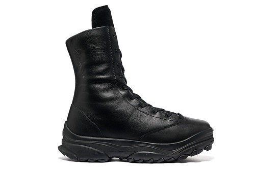 Y-3のシューズ「GSG9」25年秋冬、オールブラックレザーのブーツ仕様で