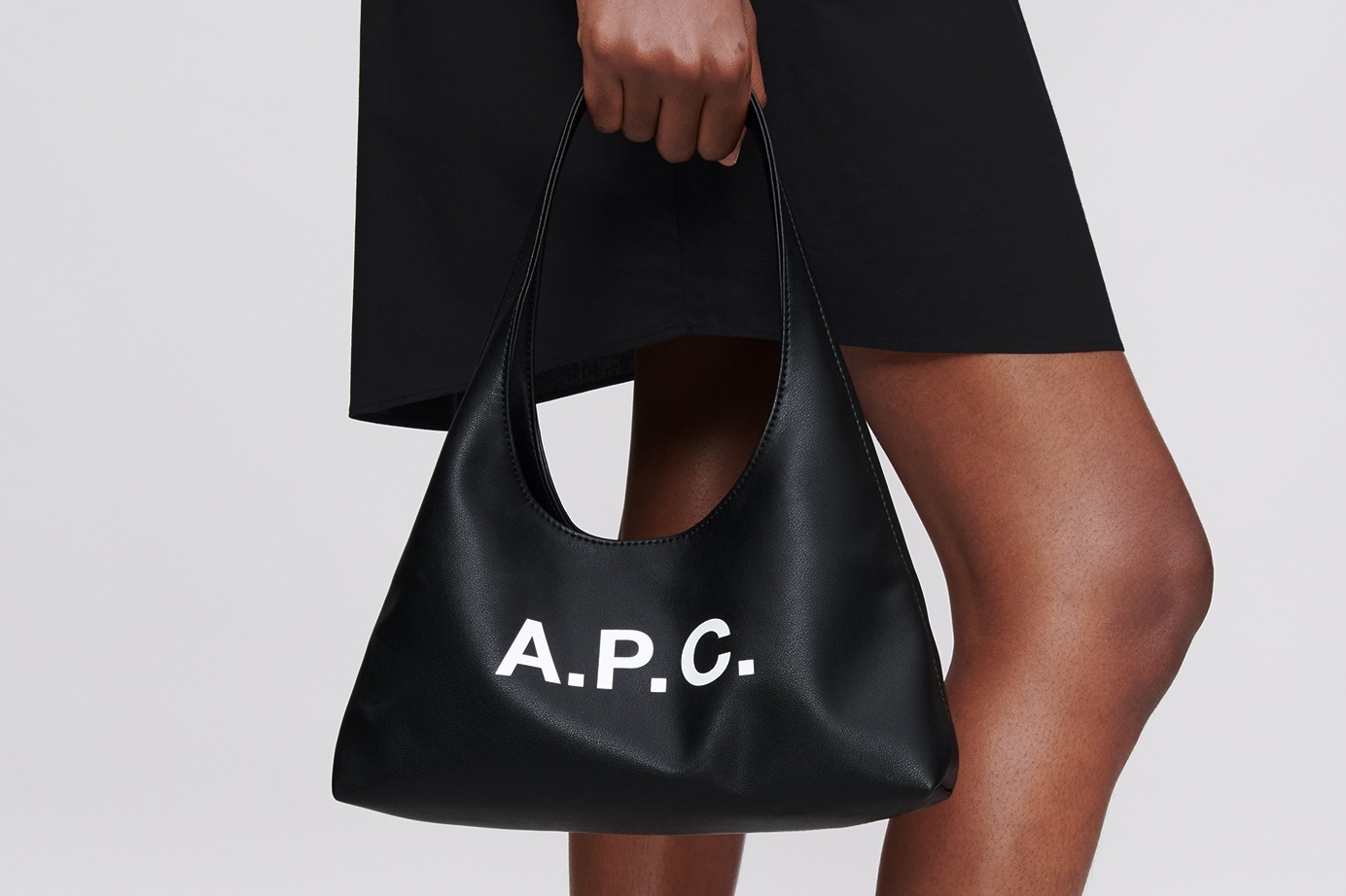 A.P.C.「ニノン バッグ」25年秋の新作、台形シルエットのミニショルダー