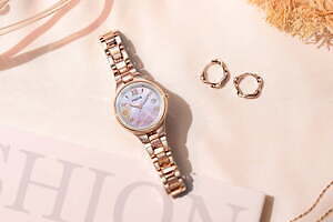 ウィッカ“初夏の夕空”イメージのウィメンズウォッチ、夕焼け風グラデーション文字盤に飛行機雲