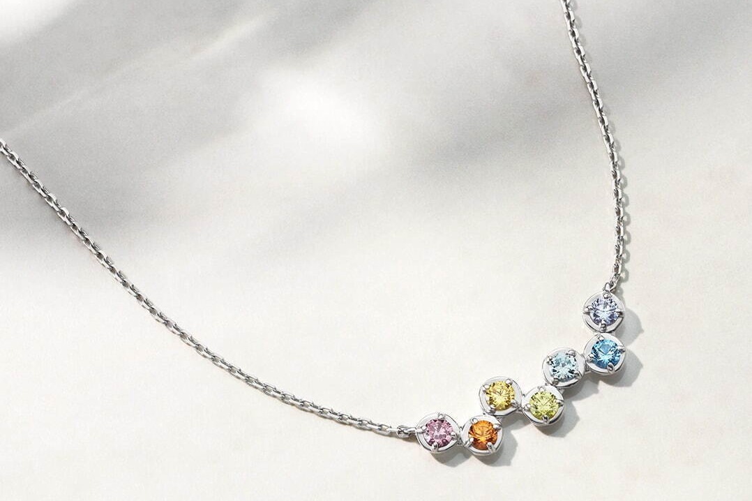 ネックレス｜カナル 4℃「初夏の空」着想ジュエリー、パステルカラーの虹ネックレス＆“雨に濡れた紫陽花”ピアスなど