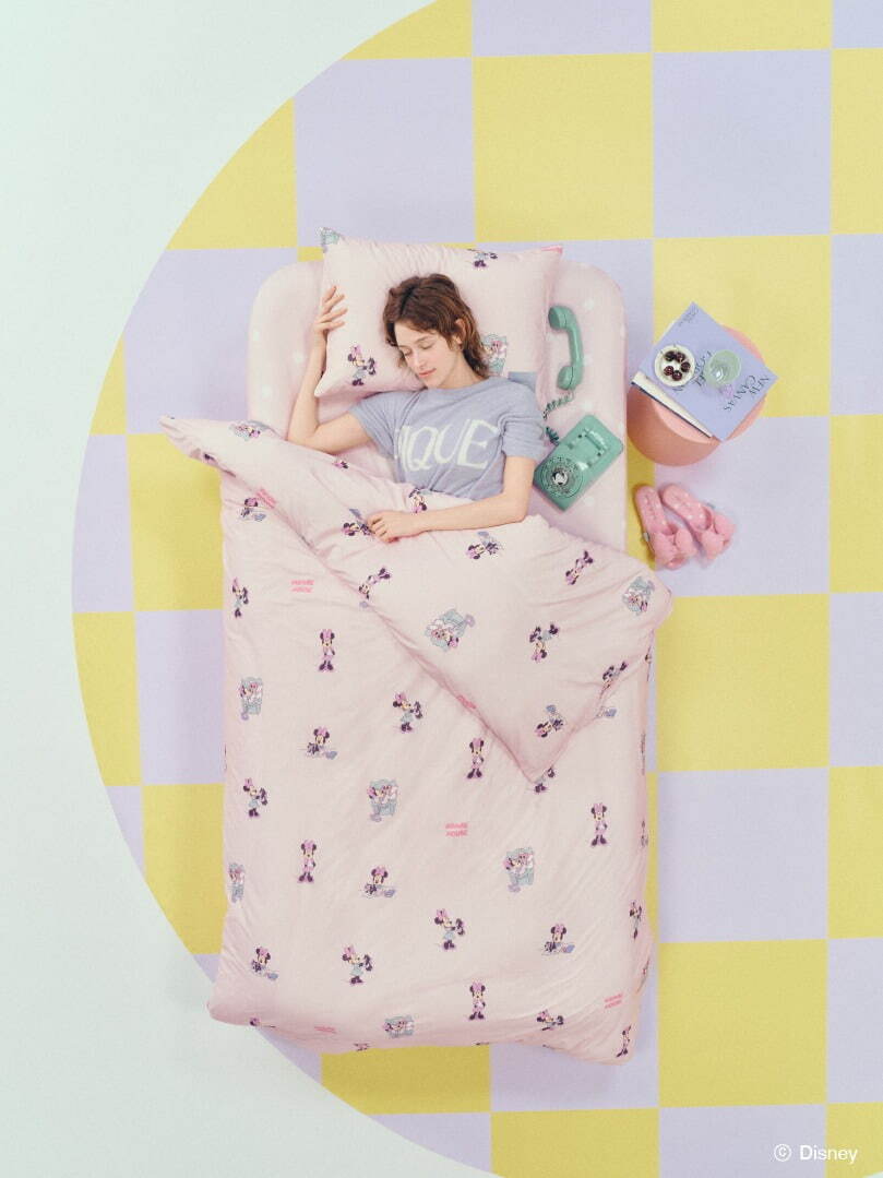 ジェラート ピケ スリープ「ミッキー＆ミニー」寝具、リボン付きヘアバンド＆絵が繋がるクッションカバー｜写真2