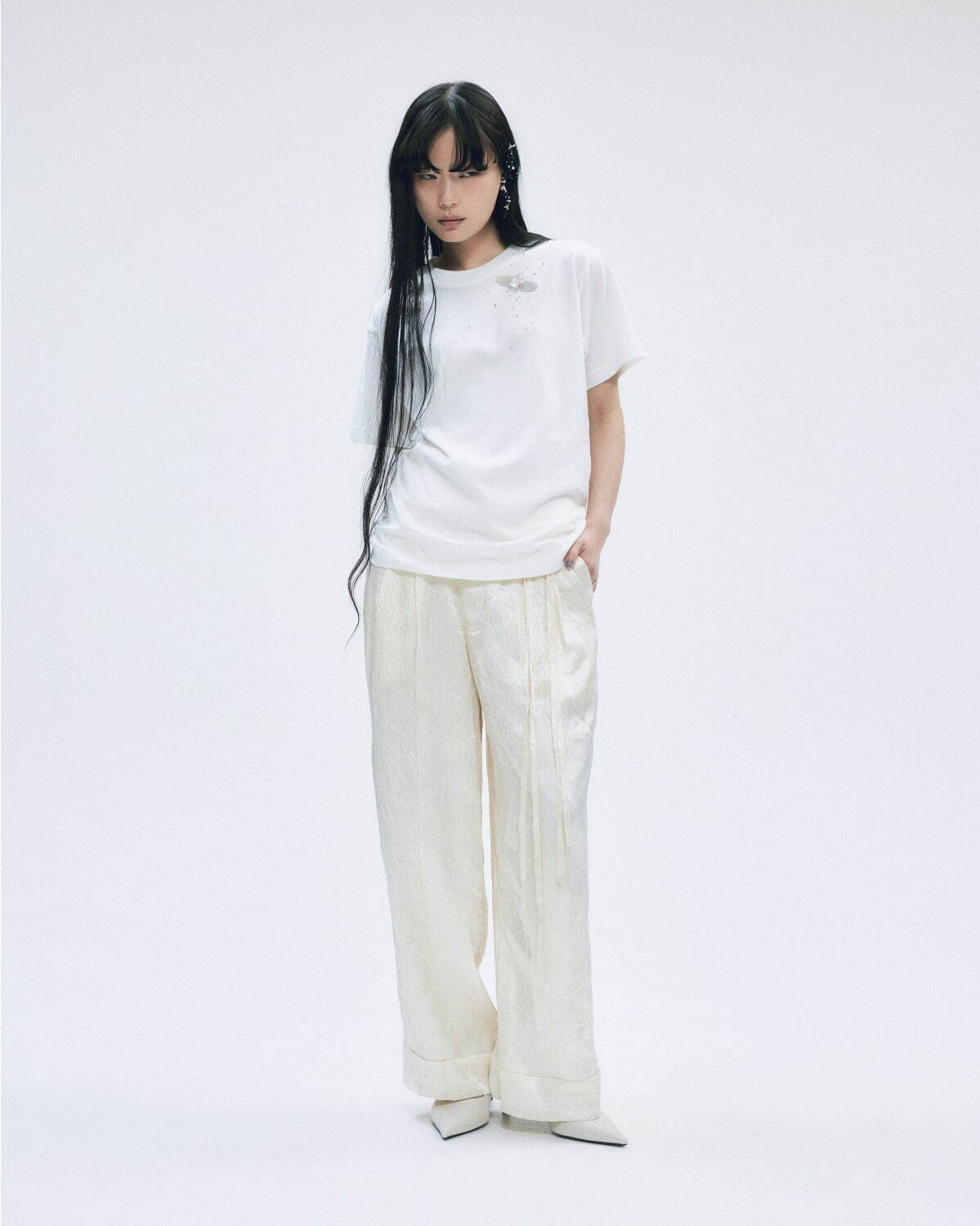 タナカダイスケから“レース＆組紐”装飾のカゴバッグ、ビジューの絆創膏煌めくTシャツも｜写真2
