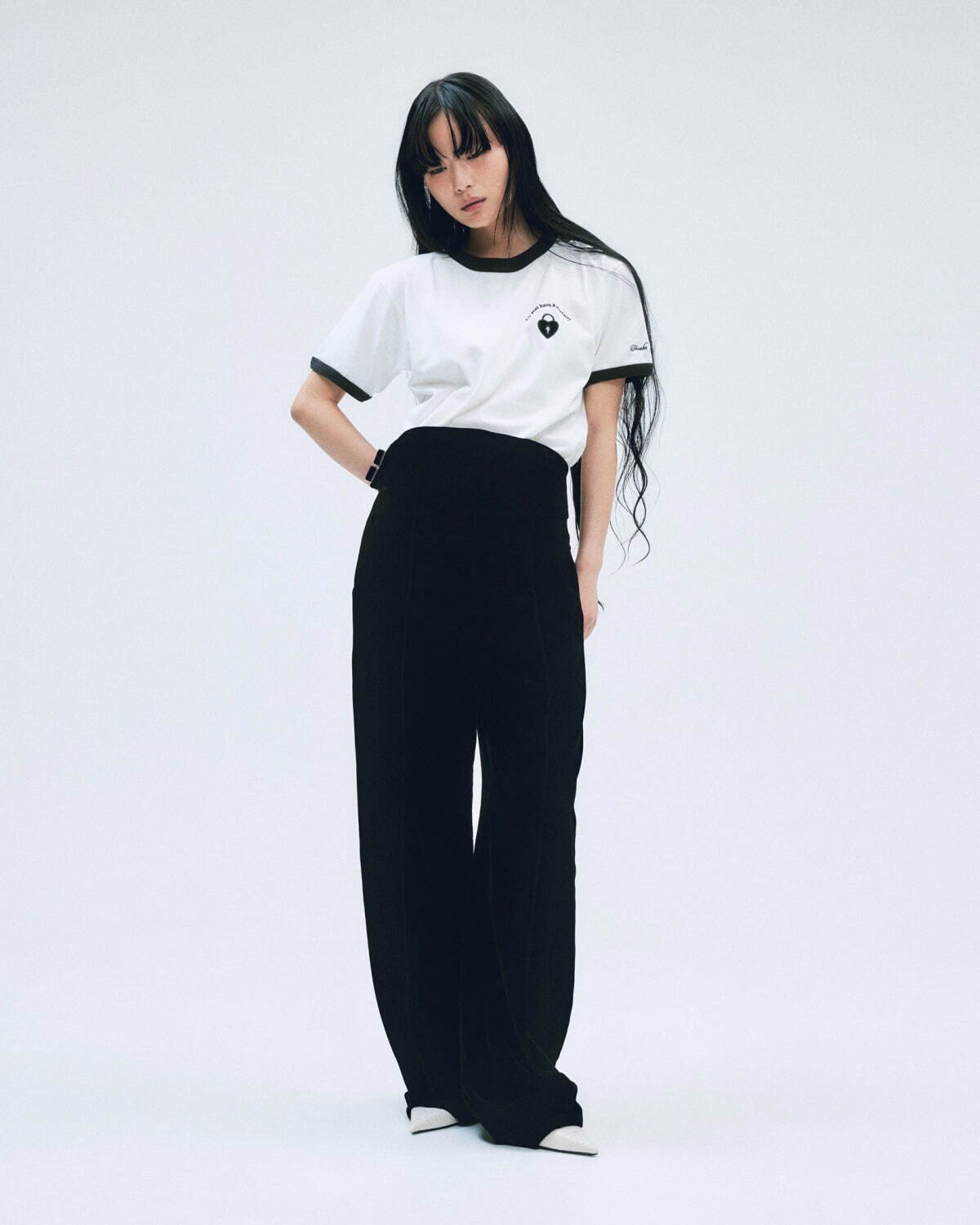 タナカダイスケから“レース＆組紐”装飾のカゴバッグ、ビジューの絆創膏煌めくTシャツも｜写真3
