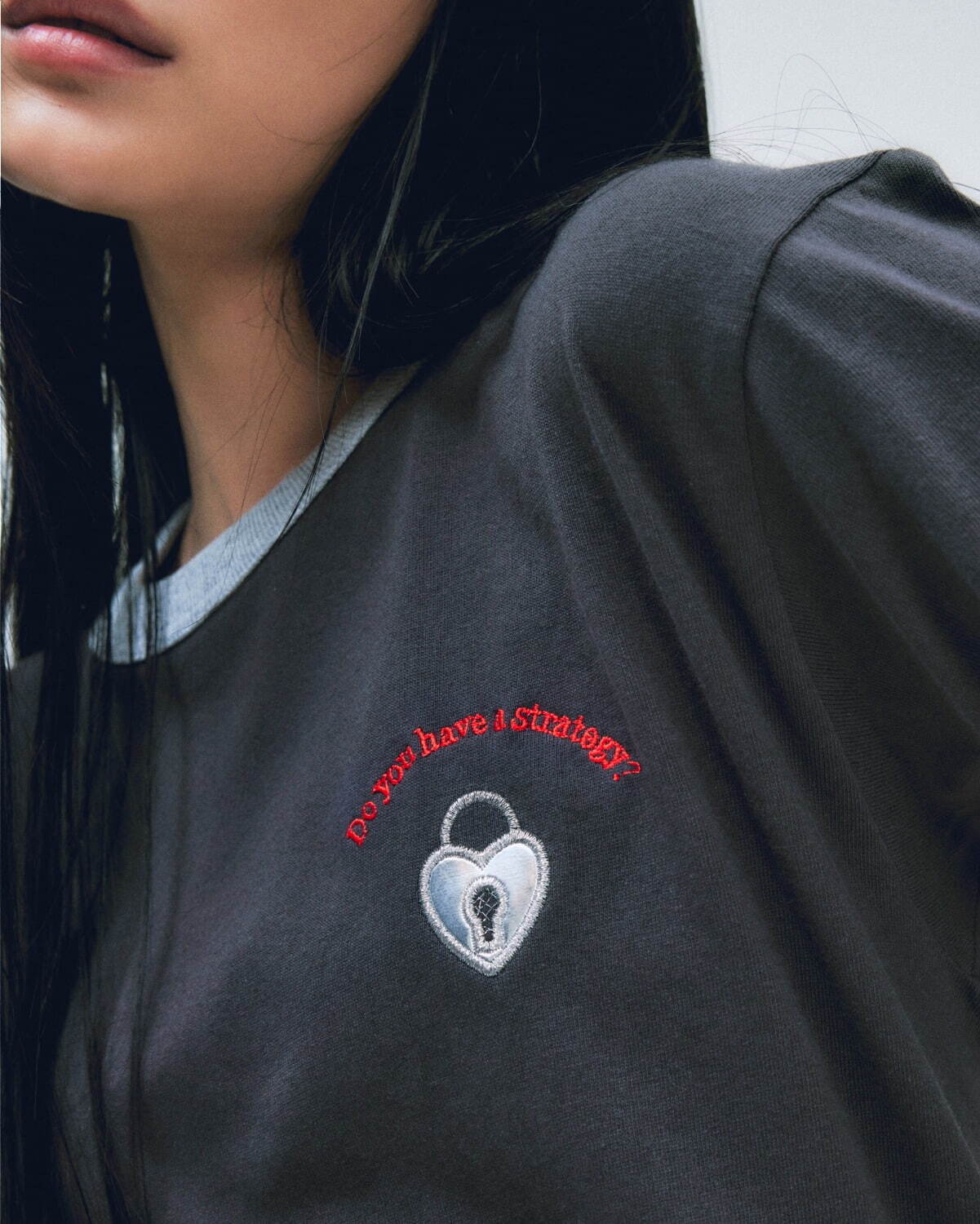 タナカダイスケから“レース＆組紐”装飾のカゴバッグ、ビジューの絆創膏煌めくTシャツも｜写真6