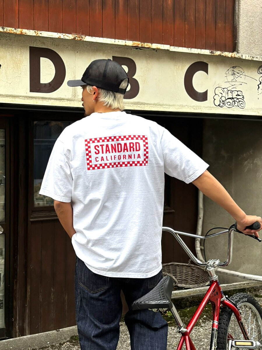 スタンダード カリフォルニアのTシャツ、"チェック柄仕様"のロゴプリント｜写真2