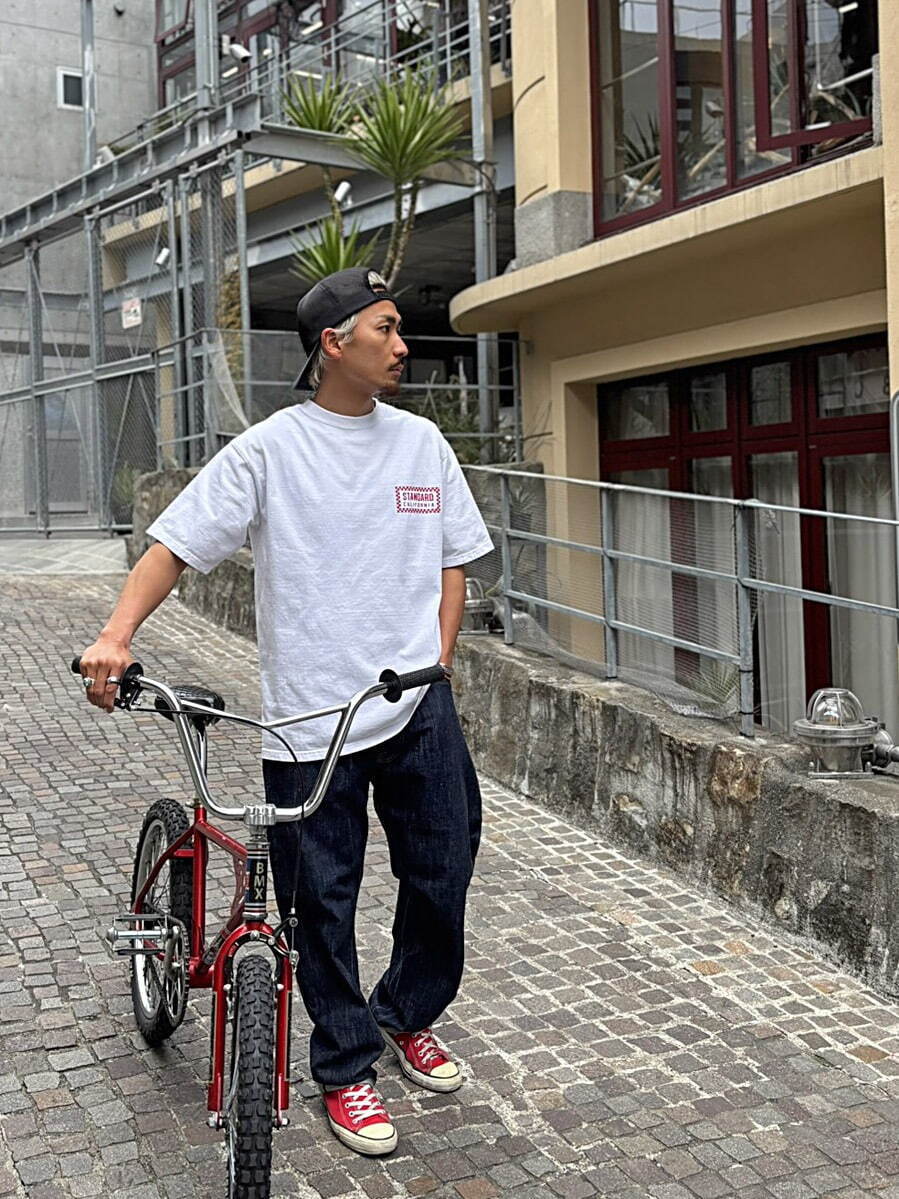スタンダード カリフォルニアのTシャツ、"チェック柄仕様"のロゴプリント｜写真3