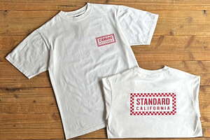 スタンダード カリフォルニアのTシャツ、"チェック柄仕様"のロゴプリント
