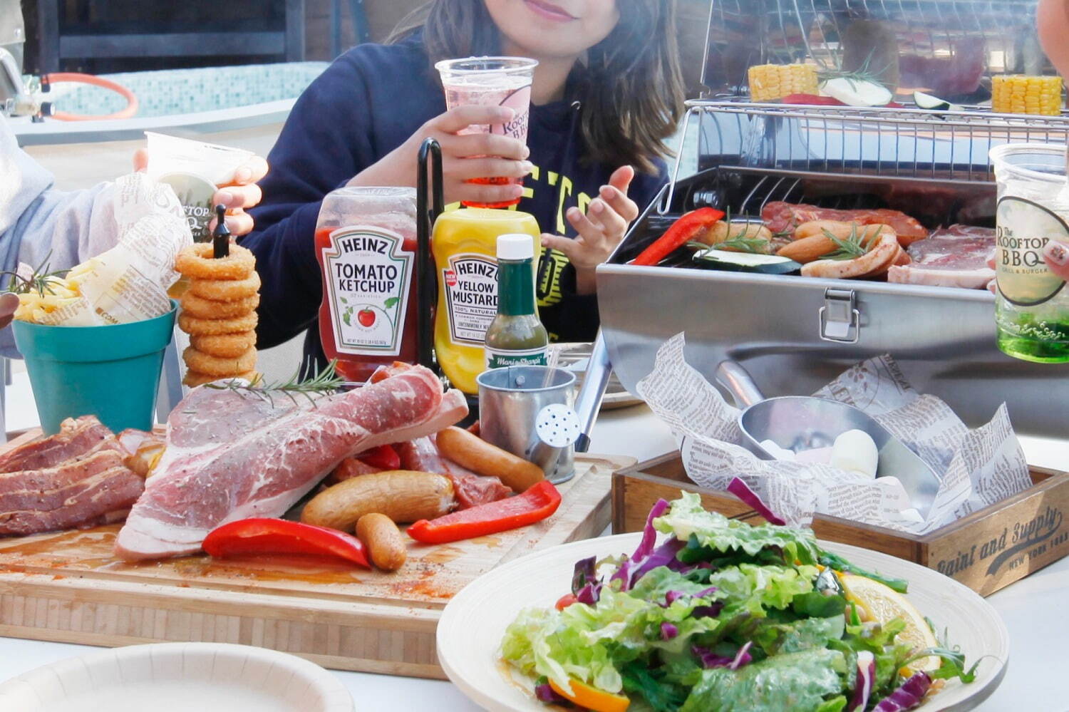 なんばパークス“大阪ミナミ”の夜景と共に手ぶらでBBQビアガーデン、肉の盛り合わせなどルーフトップで｜写真1