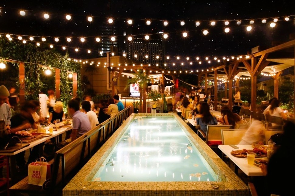 夜景スポット｜なんばパークス“大阪ミナミ”の夜景と共に手ぶらでBBQビアガーデン、肉の盛り合わせなどルーフトップで