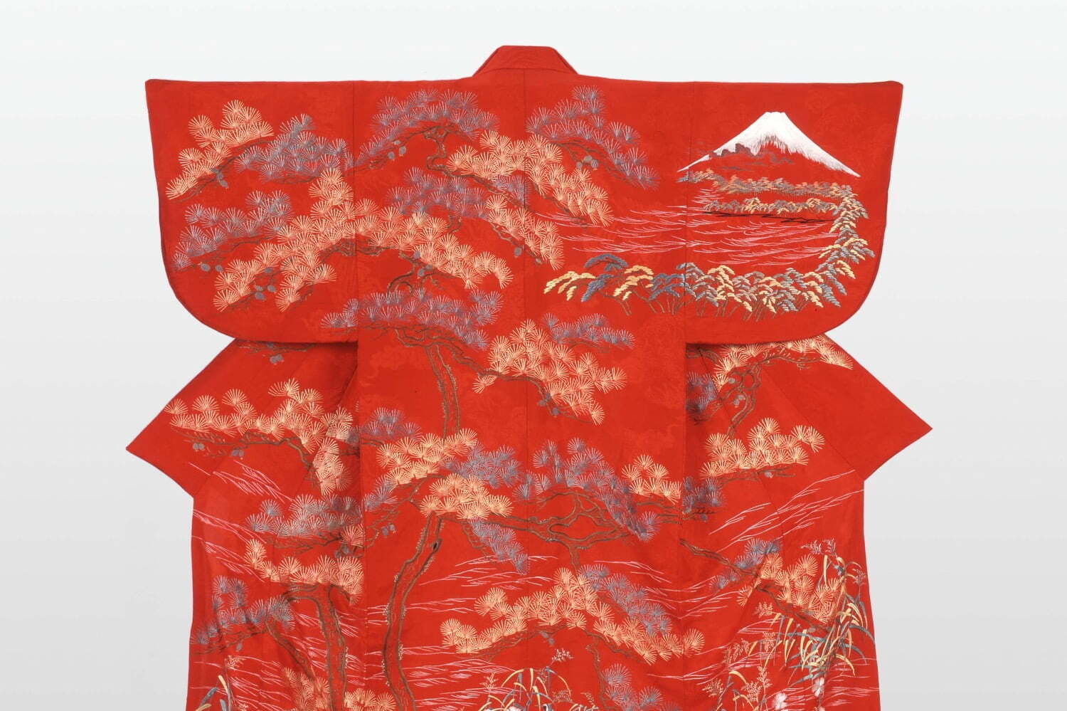 企画展「皇后のまなざし」明治神宮ミュージアムで、昭憲皇太后が着用したドレスや着物など公開