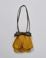 カナコ タムラから“バラの花びら”垂れる巾着バッグ、バラ×リボン大ぶりバレッタも｜写真5