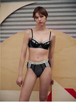 アンフィ×ホウガ“フリルたっぷり”ランジェリー、コルセット着想ブラジャーやショーツも｜写真13