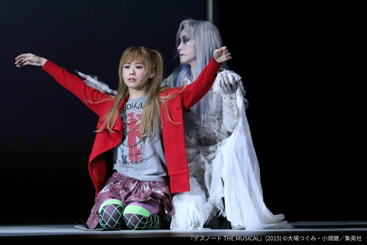 2015年舞台写真 左より) 弥海砂役：唯月ふうか、死神レム役：濱田めぐみ
