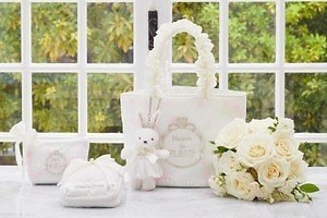メゾン ド フルール「ウェディングドレス」着想花びら×チュールのトートバッグ、うさぎチャームも
