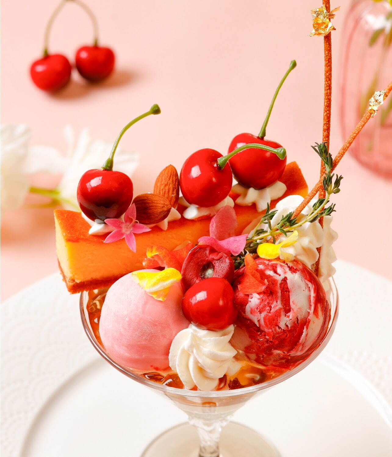「真っ赤なチェリールージュパフェ」2,700円 ※サービス料15％別