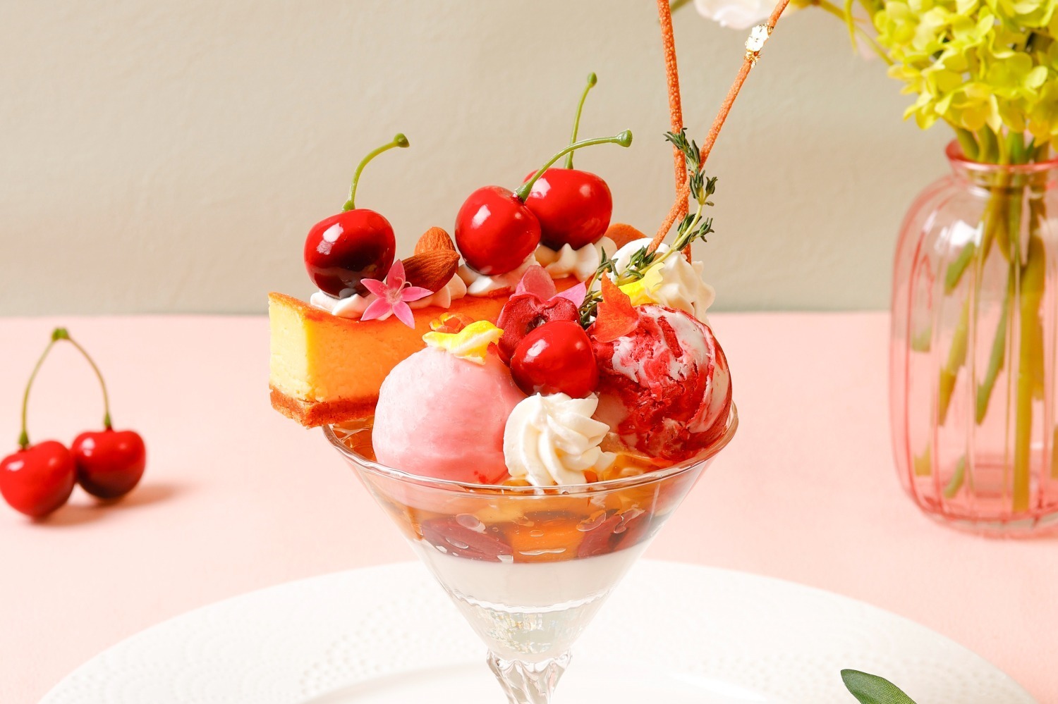 カモミール｜ザ ストリングス 表参道「真っ赤なチェリールージュパフェ」ココナッツアイスや濃厚チーズケーキをオン