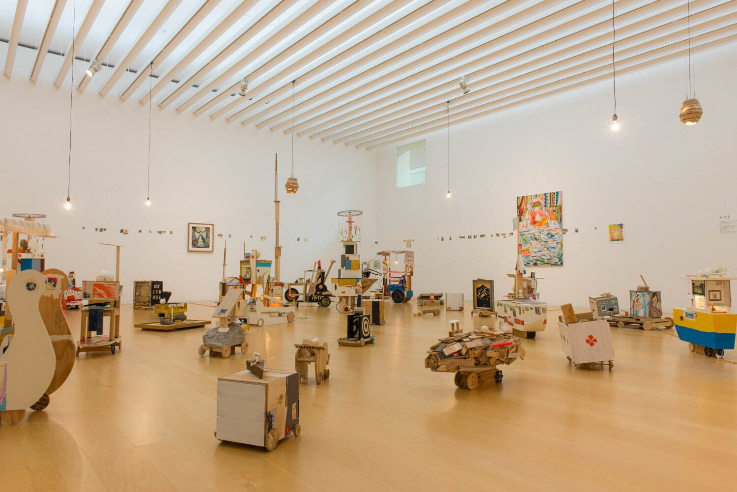 荒井良二 《new born 旅する名前のない家たちを ぼくたちは古いバケツを持って追いかけ 湧く水を汲み出す》より 2023年
©Arai Ryoji 写真：池田晶紀