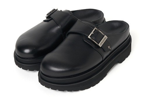 岩田剛典のナード マインド×スタジオ セブンの厚底サンダル、クロスモチーフ付きレザーベルトで