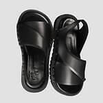 エイポック エイブル イッセイ ミヤケ25年春夏メンズサンダル、“1本の紐”で靴を構築｜写真1