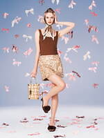 ダイアナからビジューバックル煌めくミュール＆華奢ストラップのヌーディーサンダル｜写真3