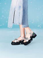 ダイアナからビジューバックル煌めくミュール＆華奢ストラップのヌーディーサンダル｜写真7