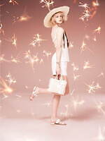 ダイアナからビジューバックル煌めくミュール＆華奢ストラップのヌーディーサンダル｜写真2