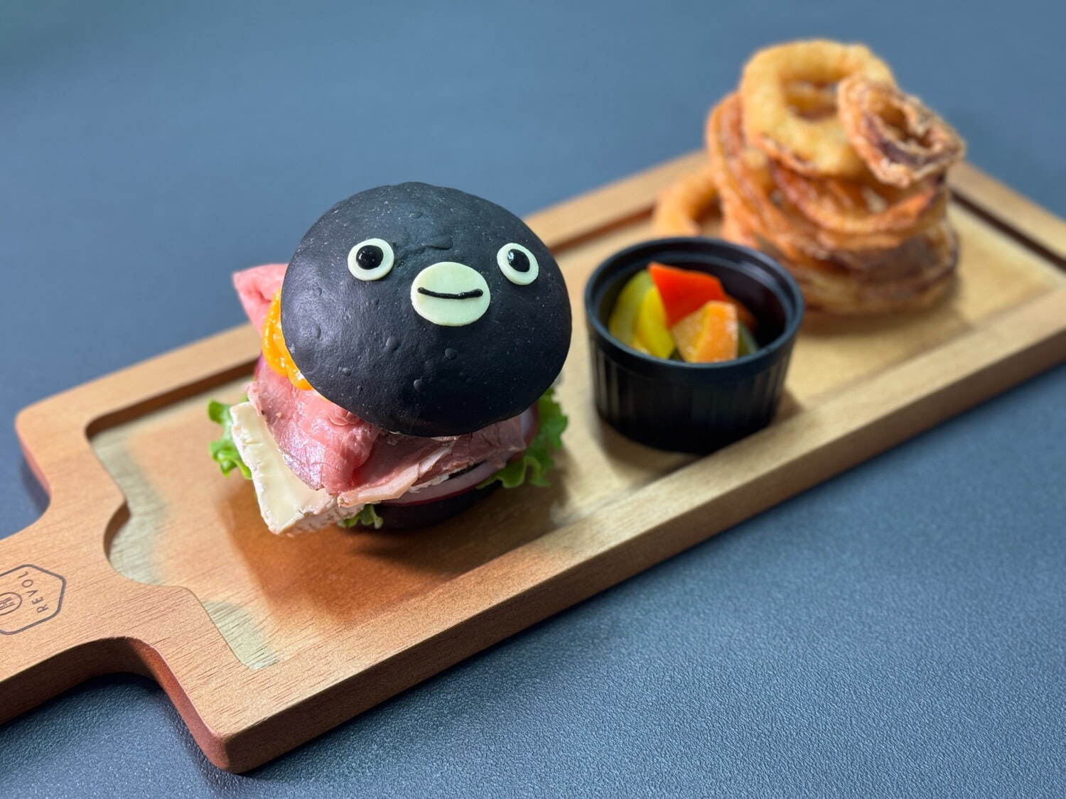 「Suicaのペンギン ローストビーフ＆カマンベールチーズバーガー」 3,000円