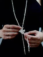 キジマ タカユキ×プリーク“鳥のモチーフ”きらめくループタイ、バロックパール＆オニキスで｜写真14