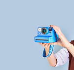 MoMAデザインストア“鮮やかブルー”のポラロイドカメラ、ゴッホらの名言入りカラーフィルムも｜写真1