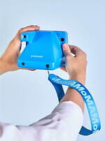 MoMAデザインストア“鮮やかブルー”のポラロイドカメラ、ゴッホらの名言入りカラーフィルムも｜写真3