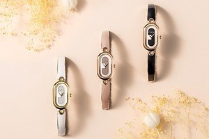 フルラ“アーチロゴ”文字盤のウィメンズウォッチ、華奢バングル×ヌーディーカラー